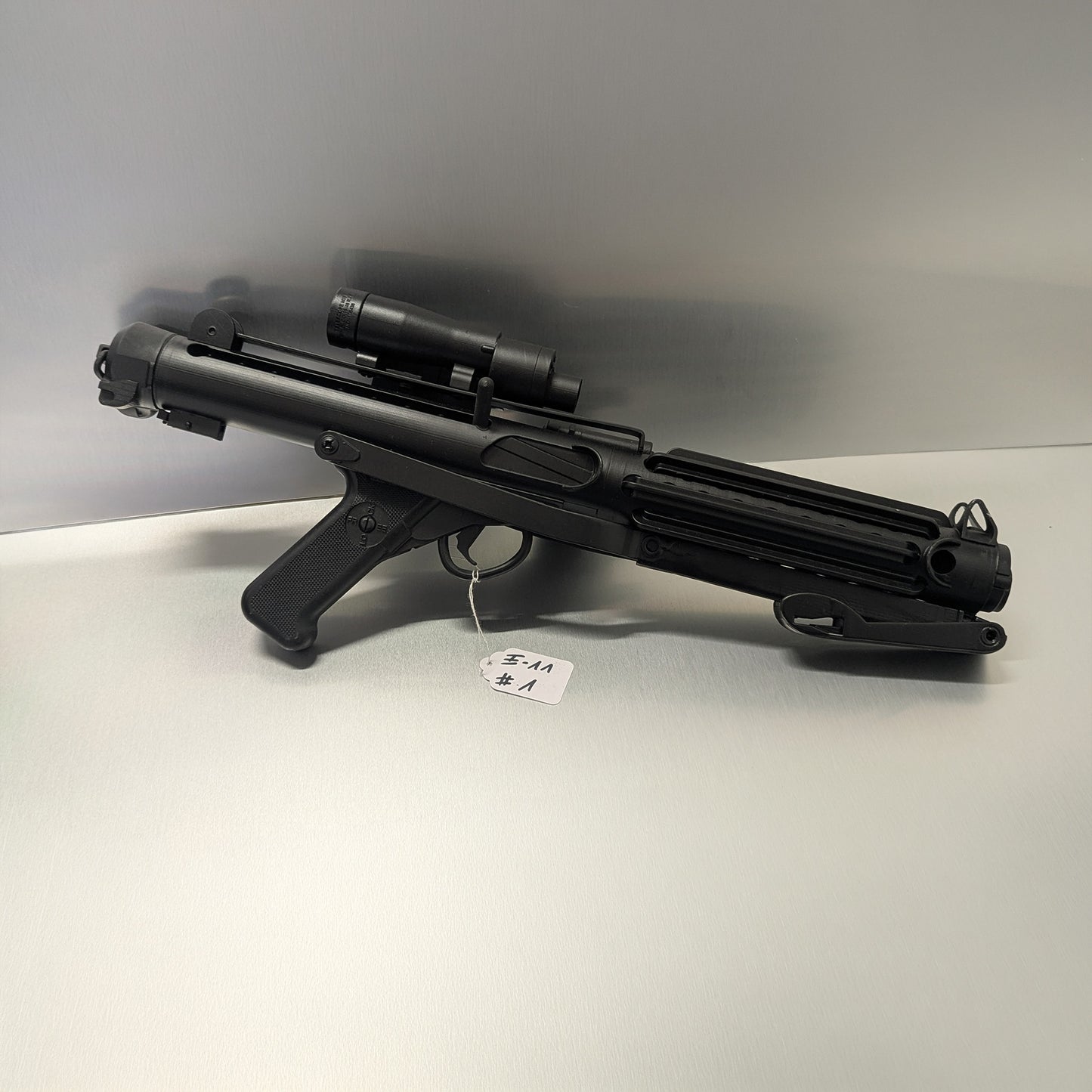 Imperialer Sci-Fi Blaster – Resin-Prop mit Metallschiene (Vitrinenmodell) Tantive Breacher #1
