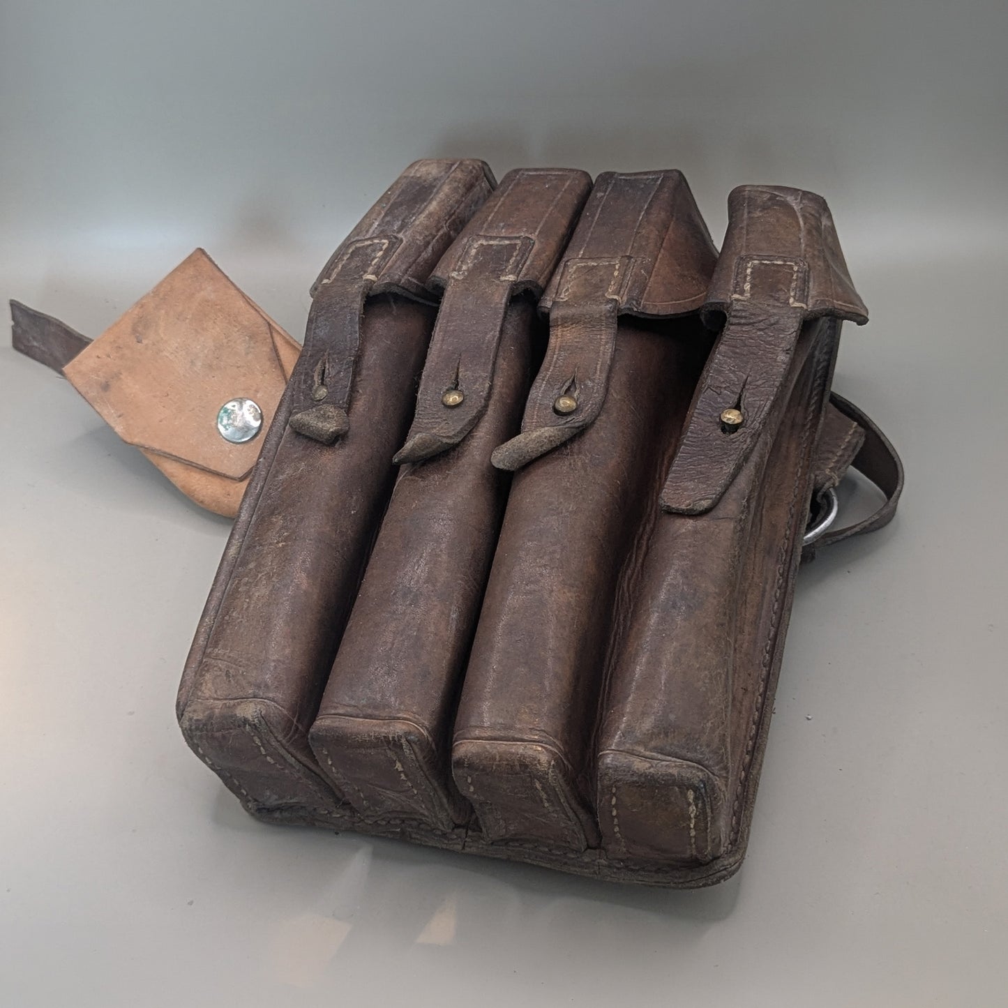 Originale Leder-Magazintasche (MP40Thompson/MP56) – authentisches Accessoire für Sci-Fi & Reenactment (2)