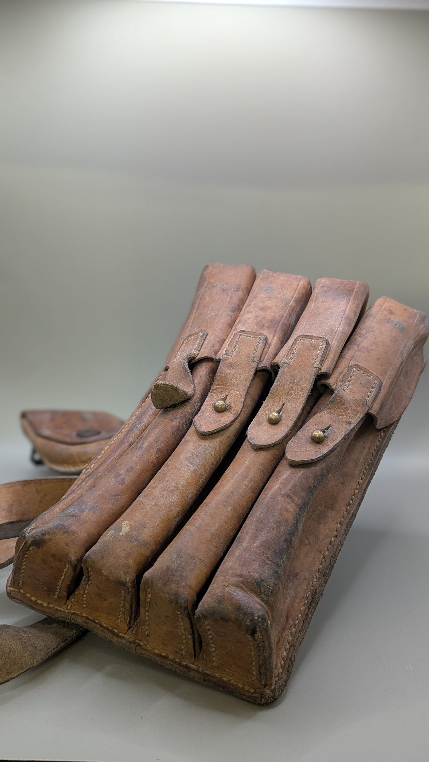 Originale Leder-Magazintasche (MP40/Thompson/MP56) – authentisches Accessoire für Sci-Fi & Reenactment (T1)