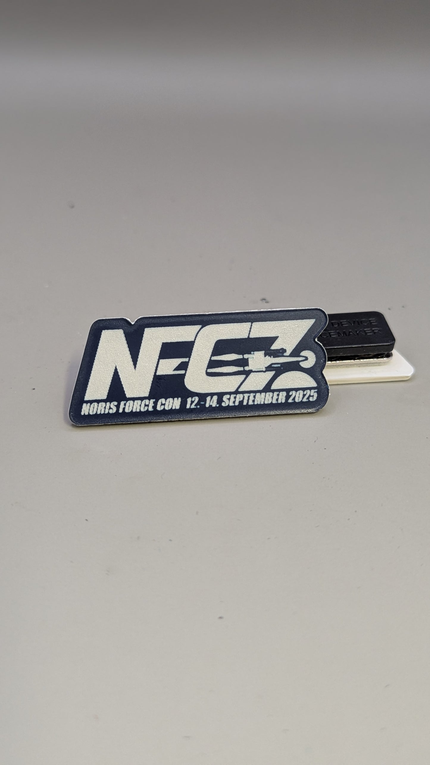 NFC7 Magnet-Pin blau weiss (Noris Force Con 2025)