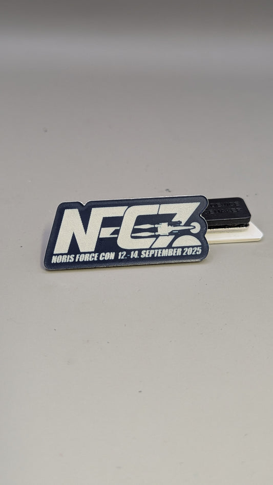 NFC7 Magnet-Pin blau weiss (Noris Force Con 2025)