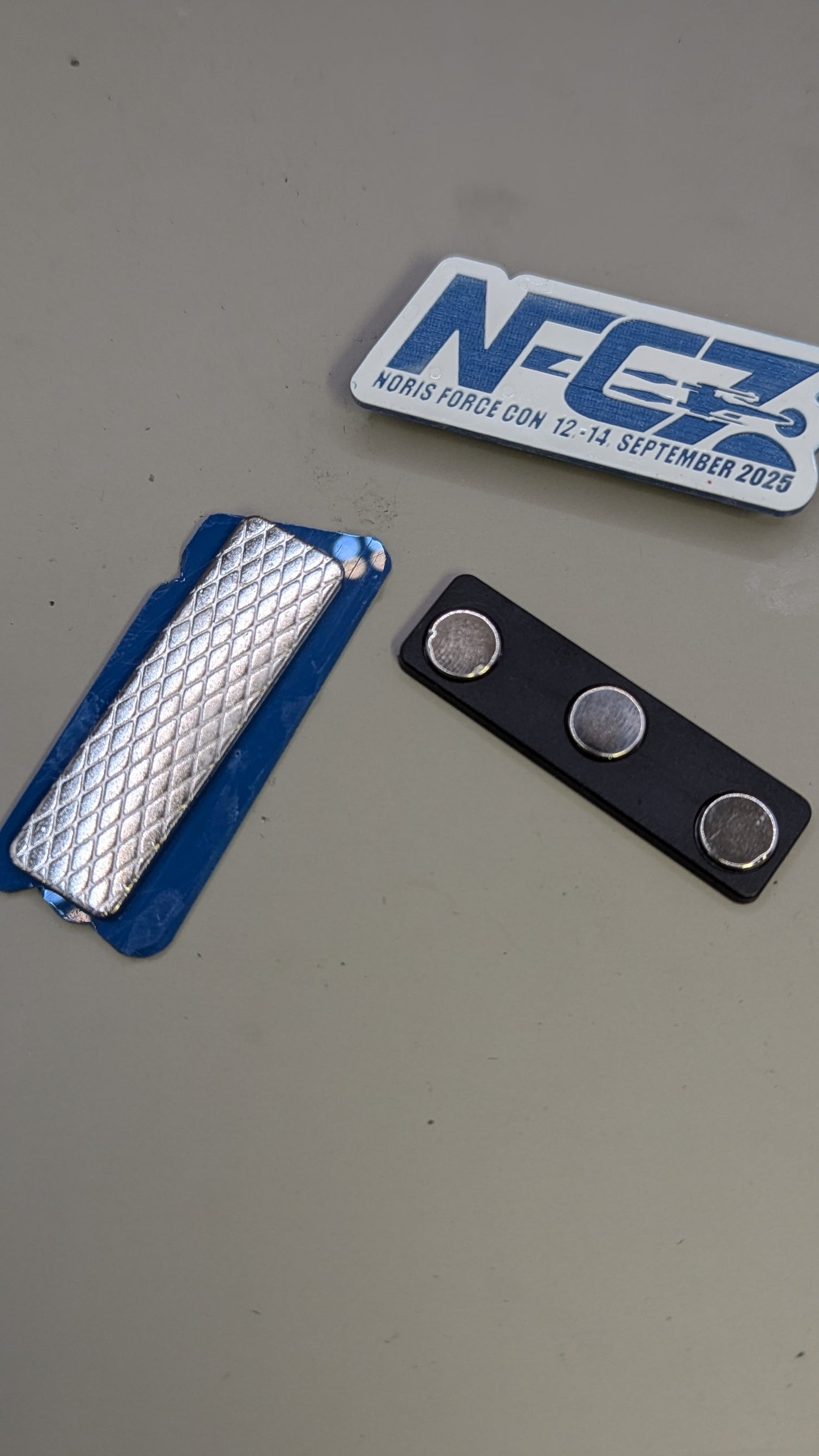 NFC7 Magnet-Pin weiss blau (Noris Force Con 2025)