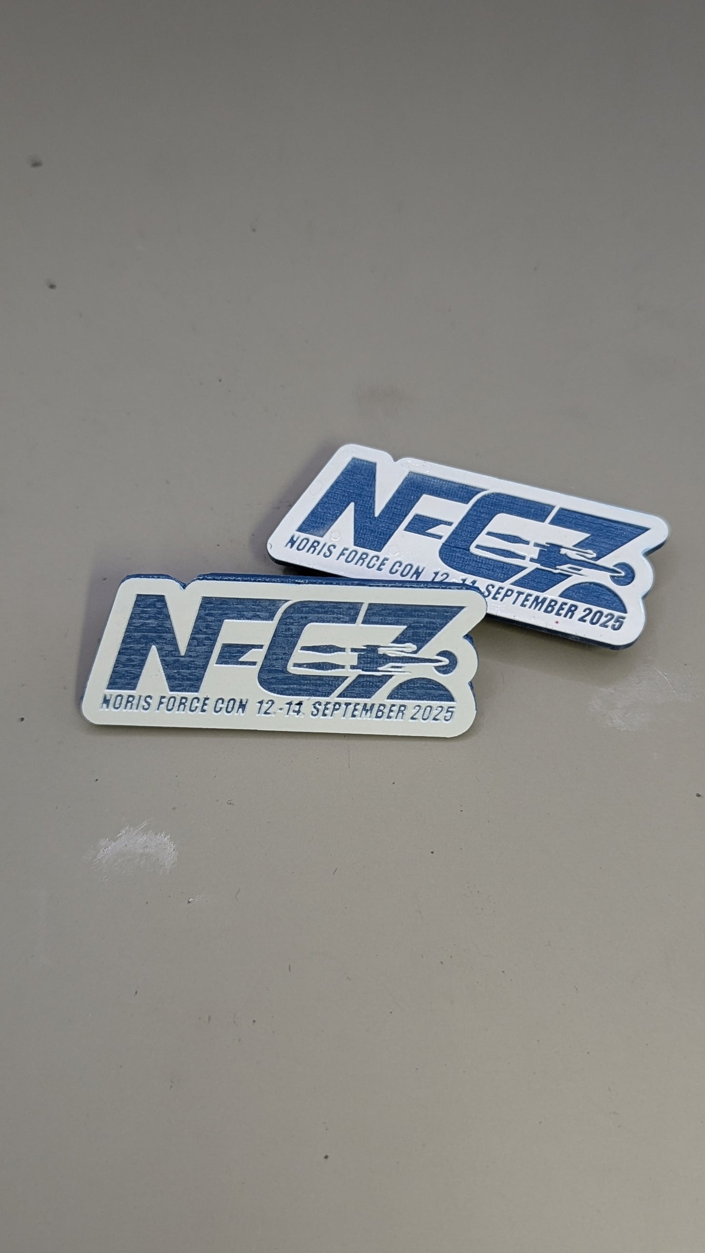NFC7 Magnet-Pin weiss blau (Noris Force Con 2025)