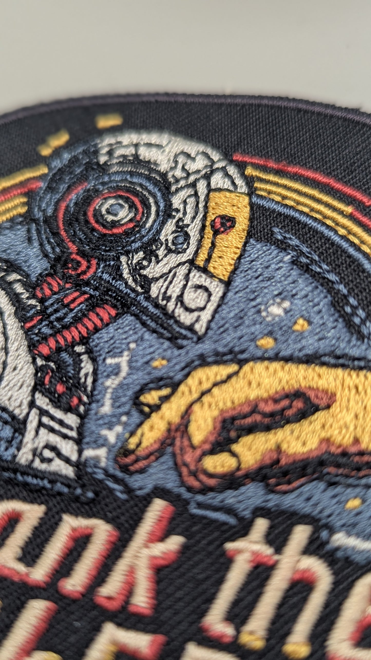 „Thank the Maker“ Patch – gestickter Retro-Aufnäher (10 cm)
