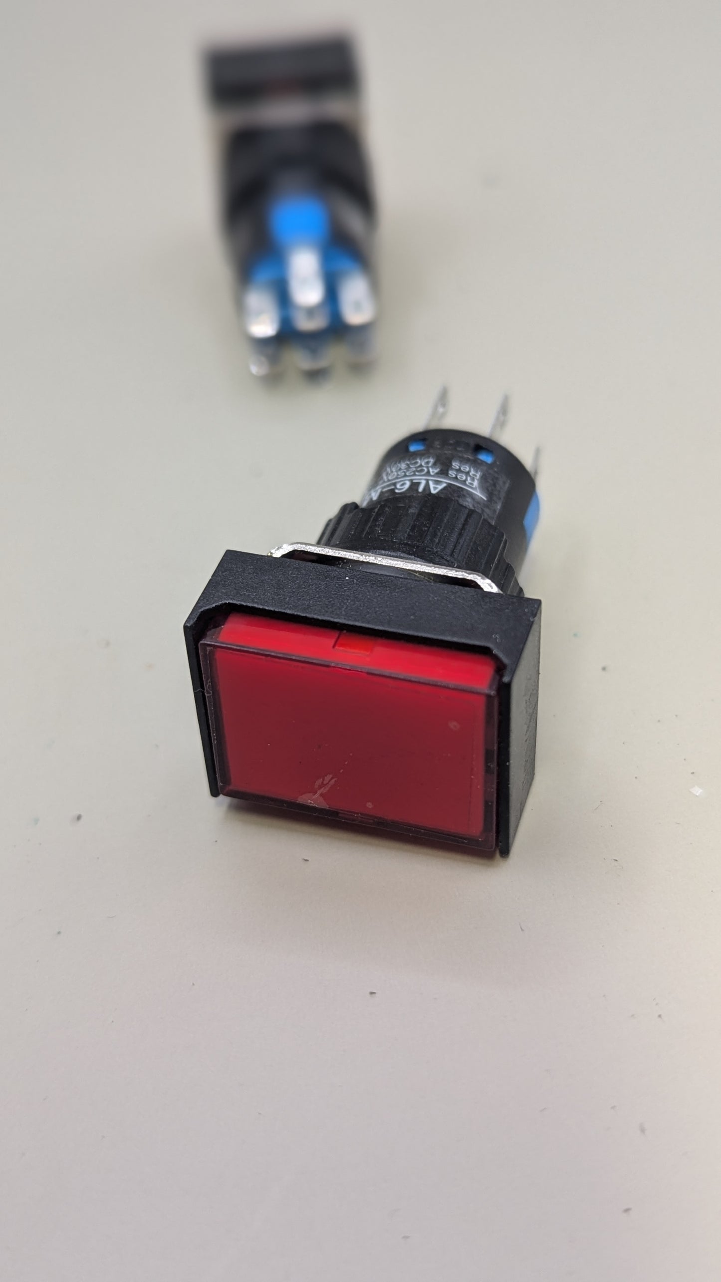 Sci-Fi Push Buttons – funktionsfähige Druckknöpfe, rechteckig, rot