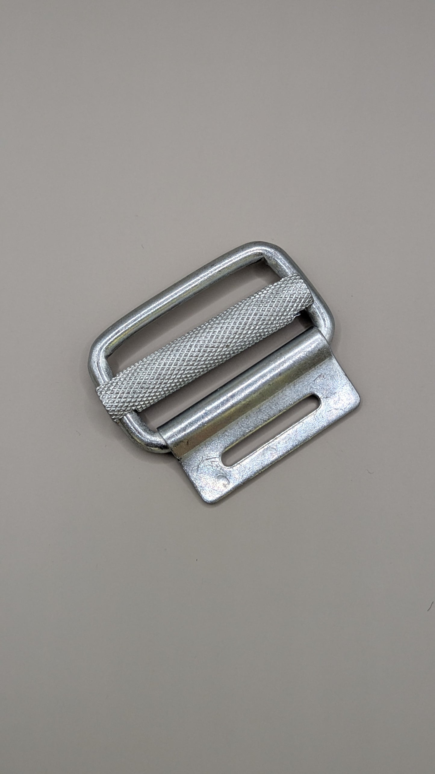 Metall-Schnalle im Retro Sci-Fi Design – robustes Accessoire für Kostüm & Cosplay